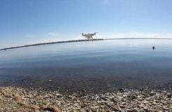 城會(huì)玩！加拿大男子成功用無人機(jī)釣到魚