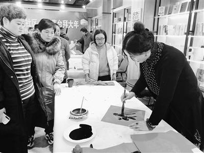 蘭州甘家巷社區(qū)“鼠年納?！彼痛郝?lián)（圖）