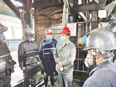 林鐸在平?jīng)稣{(diào)研指導(dǎo)疫情防控和生產(chǎn)恢復(fù)時(shí)強(qiáng)調(diào) 分類施策精準(zhǔn)防控 積極推動生產(chǎn)恢復(fù) 確保實(shí)現(xiàn)全省經(jīng)濟(jì)社會發(fā)展目標(biāo)任務(wù)