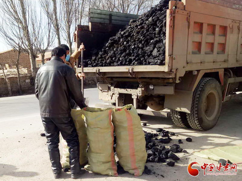 【甘肅全民戰(zhàn)“疫”】雪中送炭！會寧一企業(yè)為基層防控點捐贈10噸愛心煤（圖）