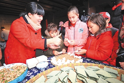 寧波百名外籍人士走進前童古鎮(zhèn) 體驗年味“非遺”文化 寧波百名外籍人士走進前童古鎮(zhèn) 體驗年味“非遺”文化