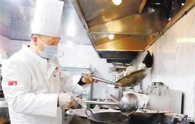 慶陽西峰一飯店老板關(guān)門“營業(yè)” 每天做好“愛心餐”送到防控監(jiān)測(cè)點(diǎn)