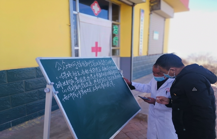 市紀委監(jiān)委駐村幫扶干部馬維高在村衛(wèi)生室宣傳疫情防控知識。.jpg