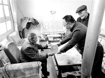 蘭州西固區(qū)86戶村民拿到農(nóng)房不動(dòng)產(chǎn)權(quán)證書(shū)