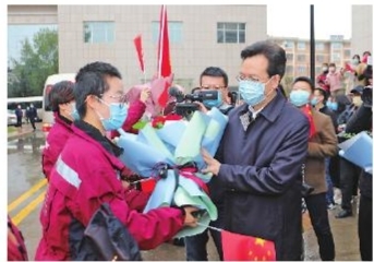 慶陽市第二、三批支援湖北醫(yī)療隊(duì)12名隊(duì)員凱旋