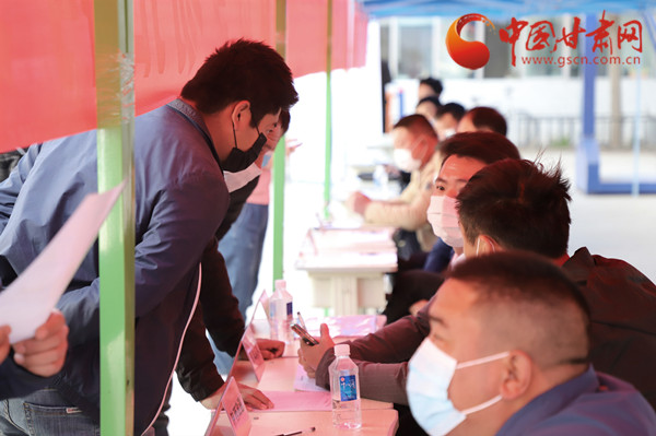 【甘肅省決戰(zhàn)決勝脫貧攻堅】扶貧又扶志！把“就業(yè)大禮包”送到貧困戶家門口（圖）