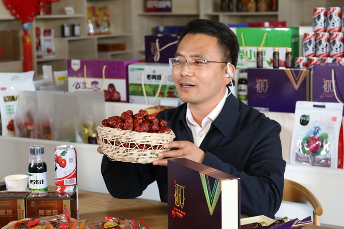 “縣長直播天團(tuán)”唱響“甘貨春之聲”，售出近30種甘貨1萬余件 開進(jìn)直播間的網(wǎng)絡(luò)扶貧博覽會，受百萬網(wǎng)友點(diǎn)贊 