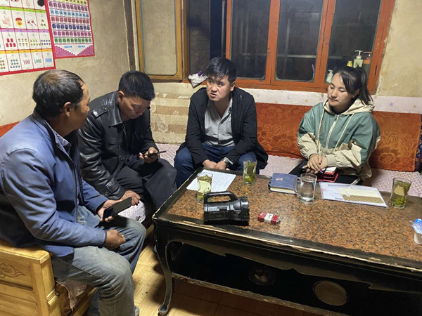 圖為木耳鎮(zhèn)紀檢干事盧建民（左三）連夜在多壩村多壩組奚連德家中了解受災情況，排查安全隱患，并宣傳發(fā)生次生災害的相關知識。_副本.jpg