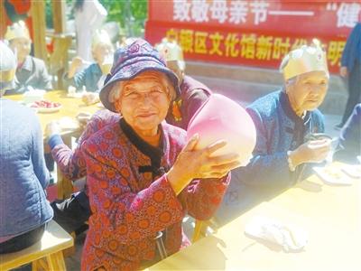 母親節(jié)，白銀“花村”擺了一場“敬老宴”
