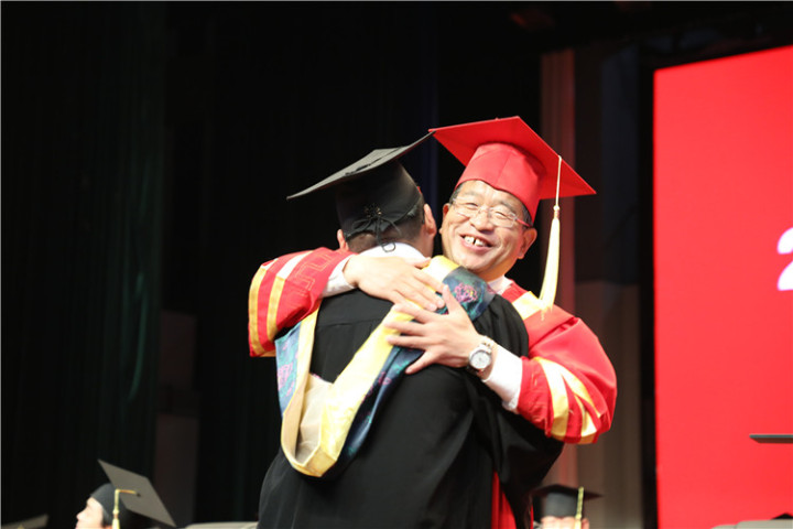 17分鐘14次掌聲！隴東學(xué)院院長辛剛國這樣深情寄語畢業(yè)生