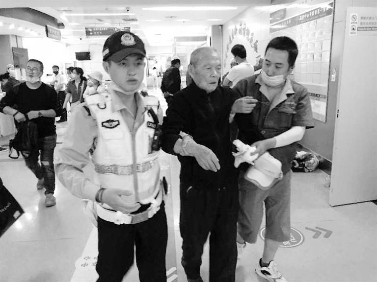 蘭州街頭最美的一次逆行！耄耋老人摔倒街頭 交警的哥合力救助3分鐘