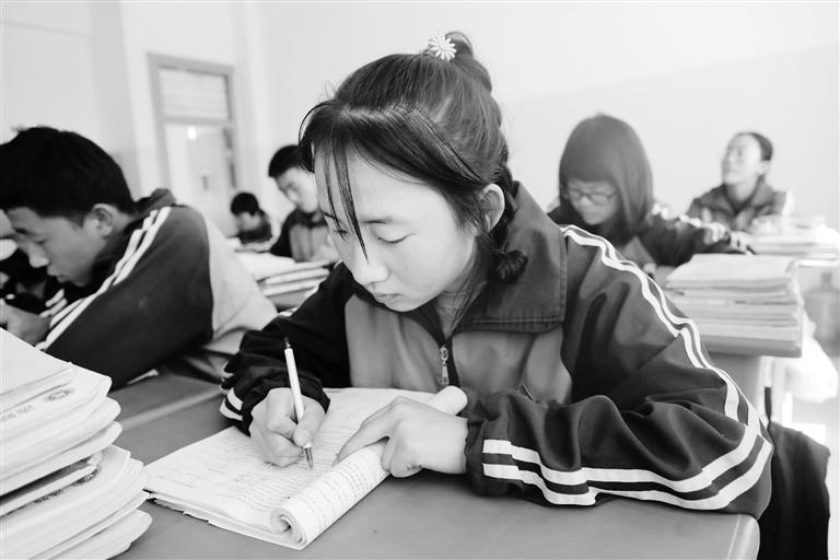 慶陽環(huán)縣這名小姑娘，柔弱肩膀撐起一個大家庭