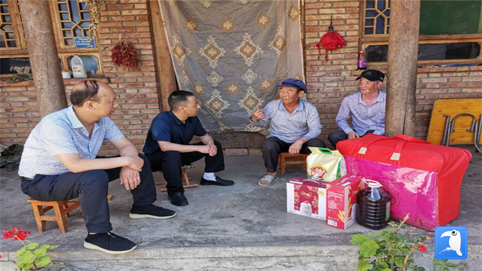 在建黨99周年來(lái)臨之際，隴南市禮縣紀(jì)委監(jiān)委在中壩鎮(zhèn)、三峪鄉(xiāng)開(kāi)展“七一”慰問(wèn)老黨員、困難黨員活動(dòng)，為他們送去組織的關(guān)懷和節(jié)日的問(wèn)候。_副本.jpg