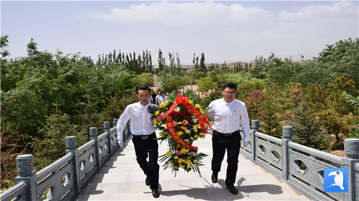 七一”前夕，白銀市紀(jì)委監(jiān)委機(jī)關(guān)黨委組織黨員來(lái)到紅軍西路軍景泰烈士陵園開(kāi)展主題黨日活動(dòng)。 朱鵬拍攝_副本.jpg