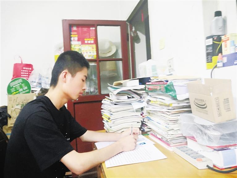 父親外出打工養(yǎng)家 母親術(shù)后難干重活 秦州農(nóng)家少年高考取得好成績(jī)申請(qǐng)陽光助學(xué)金