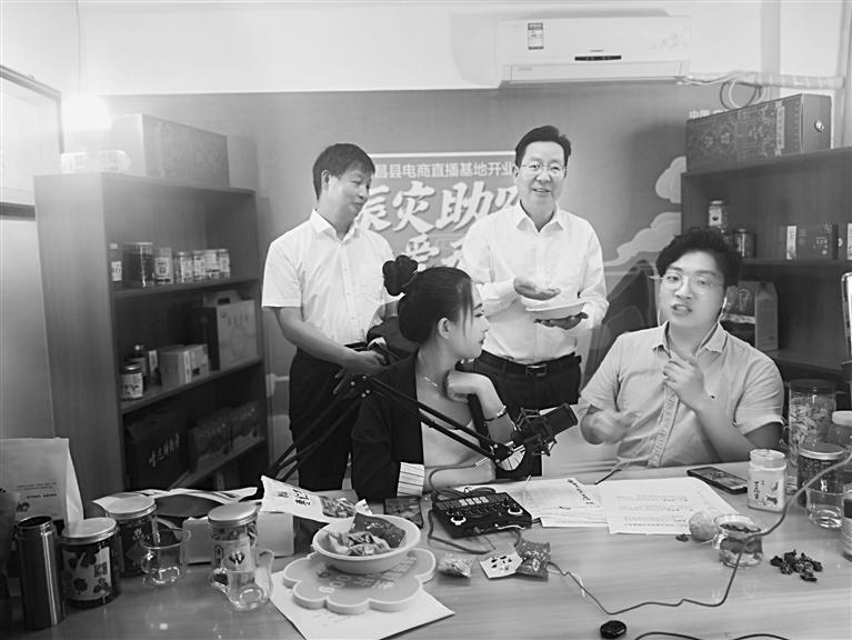 隴南宕昌：縣長(zhǎng)帶貨 引28萬(wàn)粉絲賑災(zāi)助農(nóng)