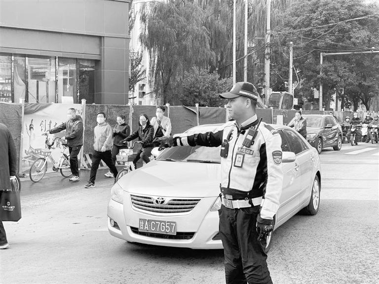 近期蘭州市區(qū)多處路段占道施工，高峰期市民請盡量繞行