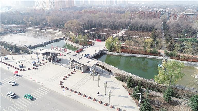 　初冬時(shí)節(jié)，臨夏市東郊公園里,楓樹、松柏、云杉等樹木色彩斑斕