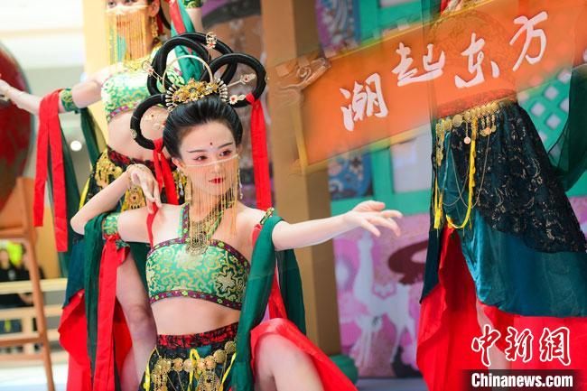 圖為今年9月5日，在重慶亮相的敦煌博物館“潮起東方”主題活動現(xiàn)場。敦煌博物館供圖