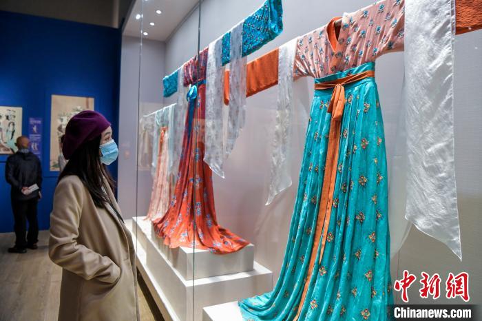 觀眾在參觀唐代服飾?！●樤骑w 攝