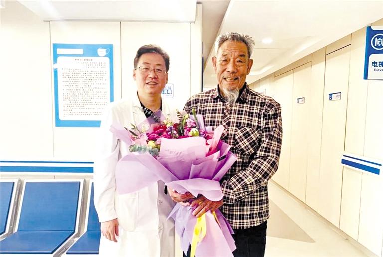 醫(yī)院免費實施白內(nèi)障復(fù)明手術(shù) 八步沙“六老漢”唯一健在者張潤元老人的眼睛治好了