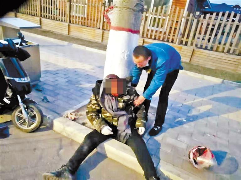 蘭州：騎摩托車男子清晨撞傷 熱心“的哥”全力救助！