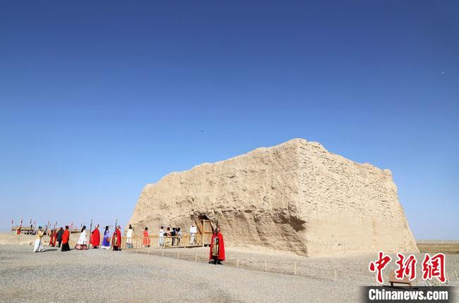 數(shù)十位身著古裝的女性通過(guò)體驗(yàn)賞漢舞、習(xí)漢禮、吟誦詩(shī)詞等中華傳統(tǒng)文化，再現(xiàn)古絲綢之路的繁華盛景?！⊥踺?攝