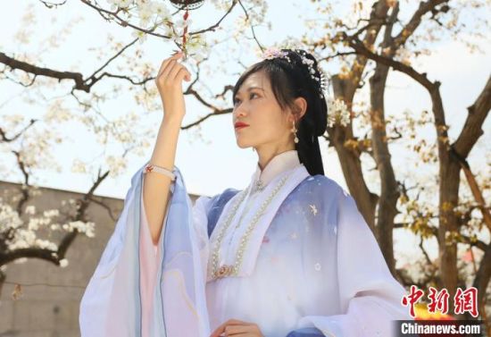 圖為蘭州青年身穿漢服在百年梨園賞景。　高展 攝