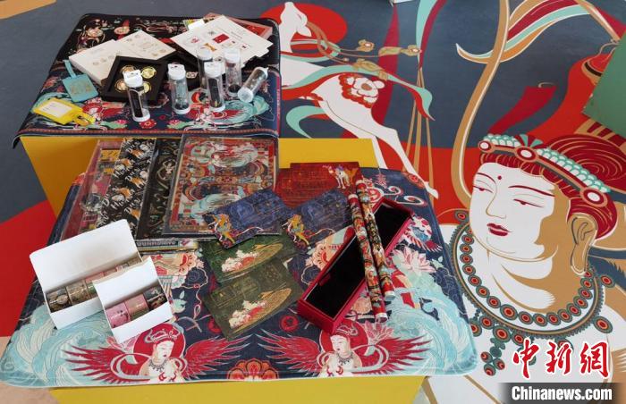 60余類敦煌主題的文創(chuàng)產(chǎn)品讓人愛不釋手?！《∷?攝