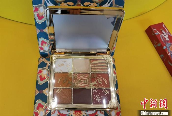 圖為取材壁畫色彩的敦煌美妝?！《∷?攝