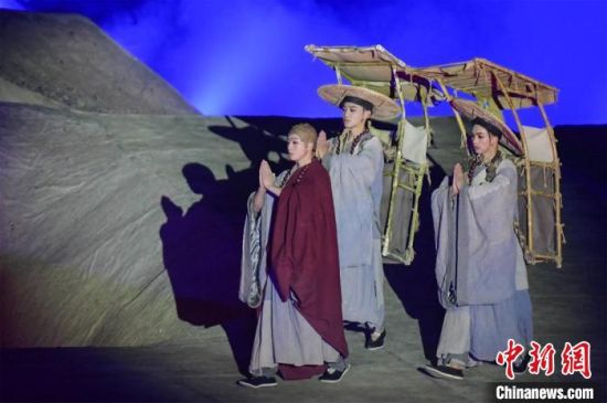 圖為演出現(xiàn)場，該劇獨創(chuàng)360度旋轉(zhuǎn)并前后移動觀眾席，顛覆傳統(tǒng)劇場舞臺表演模式?！⊥醣筱y 攝