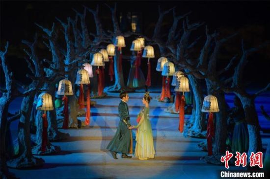 圖為全新升級《敦煌盛典》，新增戰(zhàn)馬、燈籠矩陣，以及最新聲、光、電硬件設(shè)施?！⊥醣筱y 攝