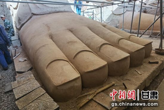 圖為中國“石窟鼻祖”天梯山石窟第13窟大佛足部與局部危巖體搶救性保護(hù)項(xiàng)目施工現(xiàn)場。陳曉斌 攝