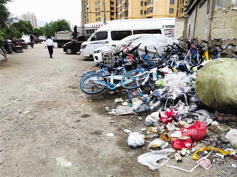 百米土路臟亂差，誰(shuí)來(lái)管？經(jīng)記者協(xié)調(diào)，社區(qū)組織志愿者進(jìn)行了清理