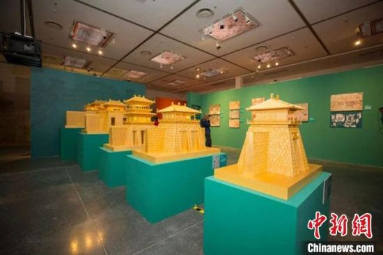 圖為呈現(xiàn)敦煌壁畫中的建筑和園林之美的復(fù)原模型。(資料圖) 敦煌研究院供圖