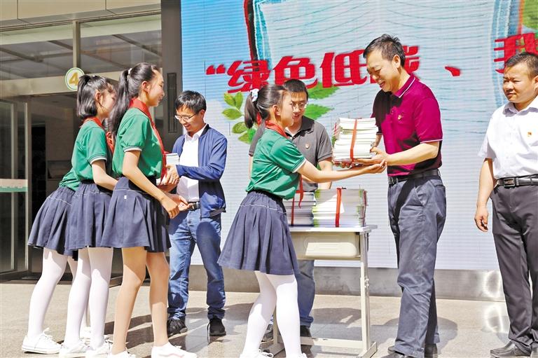 甘肅省生態(tài)環(huán)境廳開展送書進(jìn)?；顒?dòng)