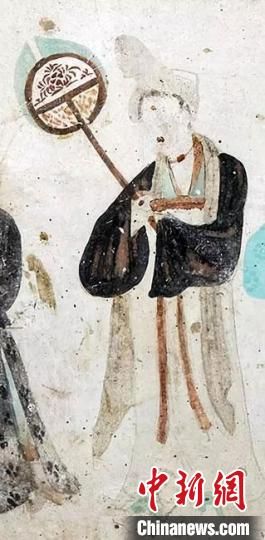 “一把小扇在手，笑對(duì)仲夏酷暑?！眻D為莫高窟第468窟《執(zhí)團(tuán)扇女供養(yǎng)人》(中唐)。　敦煌研究院供圖