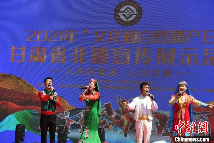 圖為甘肅臨夏回族自治州非遺傳承人演唱花兒。　楊艷敏 攝