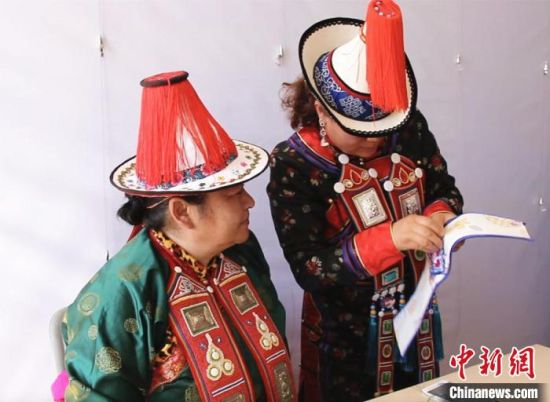 圖為用活態(tài)傳習(xí)的模式促進(jìn)裕固族非物質(zhì)文化遺產(chǎn)的保護(hù)傳承。　史靜靜 攝