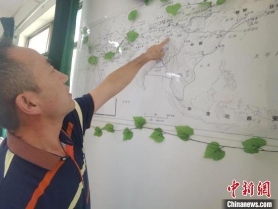 圖為甘肅省社會(huì)科學(xué)院絲綢之路研究所所長(zhǎng)侯宗輝指出《絲綢之路古文明》課題組考察線路?！￠Z姣 攝