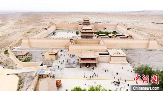 圖為7月中旬，世界文化遺產(chǎn)——嘉峪關(guān)，它是中國明代萬里長城的西端起點(diǎn)?！「哒埂z