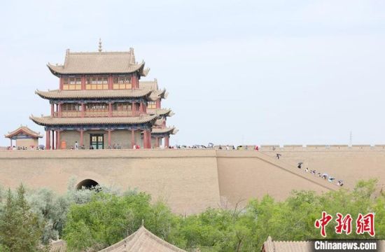 歷經(jīng)數(shù)十載保護(hù)修繕的古老關(guān)城得以延年益壽，成為了海內(nèi)外游客“絲路游”的必經(jīng)打卡地?！「哒?攝
