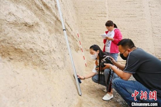 科技保護(hù)讓長城價值的真實(shí)性和完整性得到有效延續(xù)和傳承。圖為文物工作者正在測量關(guān)城的相關(guān)數(shù)據(jù)。　高展 攝