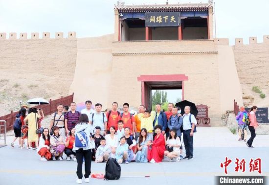 歷經(jīng)數(shù)十載保護(hù)修繕的古老關(guān)城得以延年益壽，成為了海內(nèi)外游客“絲路游”的必經(jīng)打卡地。　高展 攝