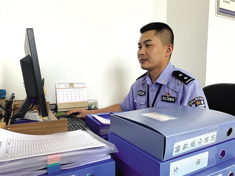 “身為黨員，就應(yīng)該第一個(gè)往前沖”