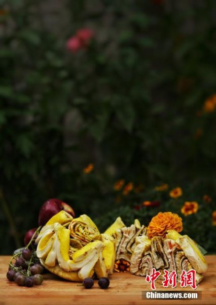 圖為做好的月餅，狀似玫瑰，切開后層層疊疊，色彩斑斕。張文 攝