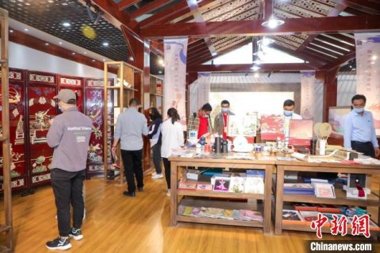 圖為甘肅“一會一節(jié)”期間，位于敦煌的天水市展館中，民眾觀賞文創(chuàng)產(chǎn)品?！「拭C省文化和旅游廳供圖