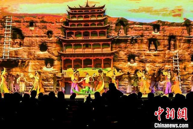 開(kāi)幕式文藝展示“相約敦煌”，通過(guò)數(shù)字技術(shù)將莫高窟“搬到”演出現(xiàn)場(chǎng)?！「拭C省文化和旅游廳供圖