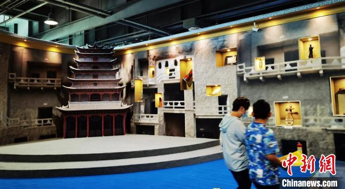 該展覽還借助科技手段，復(fù)原“藏經(jīng)洞”場(chǎng)景，將莫高窟“搬進(jìn)”展廳。　丁思 攝