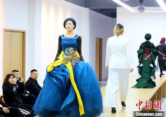 東鄉(xiāng)繡娘在T臺走秀?！「哒?攝